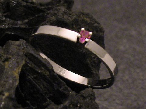 43726-0 Zarter Goldring aus Gold 333 mit einem synthetischen Rubin, Größe 51, Hersteller Juwelier Harnisch, passend bis Größe 52. Elegantes Design und schlichte Ästhetik.
