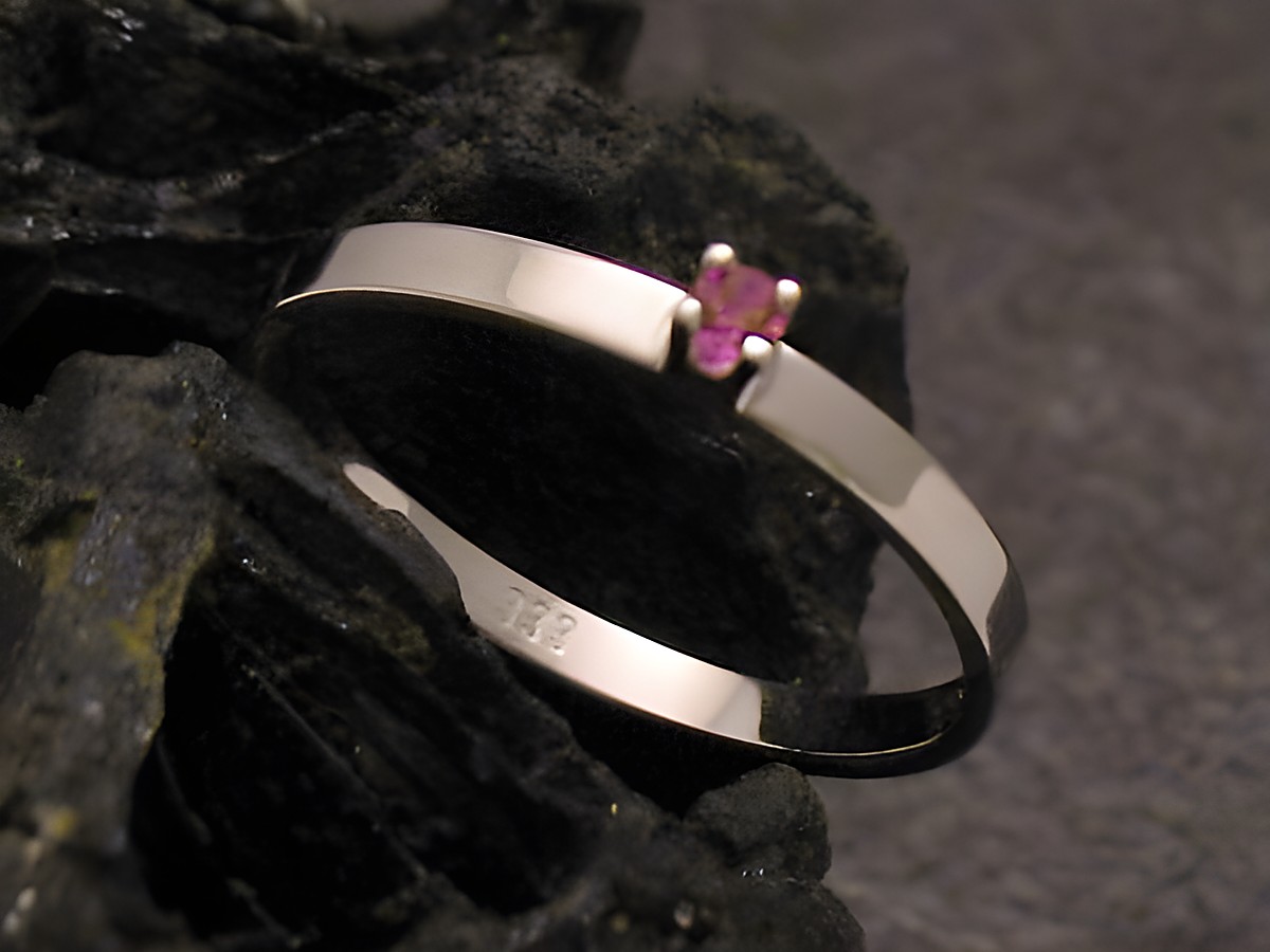 Zarter Goldring aus Gold 333 mit einem synthetischen Rubin, Größe 51, Hersteller Juwelier Harnisch, passend bis Größe 52. Elegantes Design und schlichte Ästhetik.