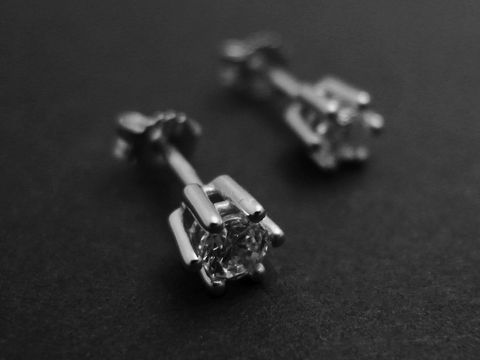 Ohrringe in Krappenfassung aus rhodiniertem Sterling Silber mit Zirkonia, Hersteller Juwelier Harnisch, elegantes Design für einen funkelnden Auftritt.