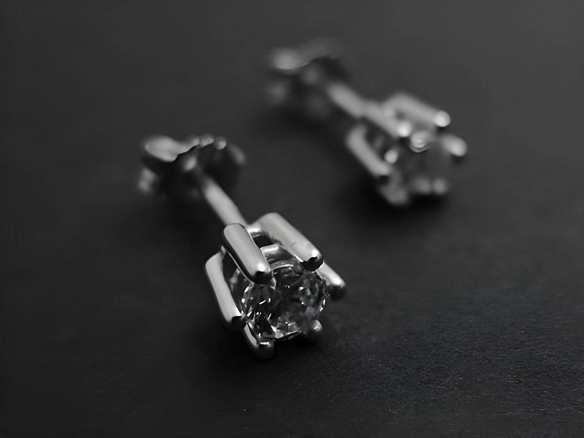 Ohrringe in Krappenfassung aus rhodiniertem Sterling Silber mit Zirkonia, Hersteller Juwelier Harnisch, elegantes Design für einen funkelnden Auftritt.