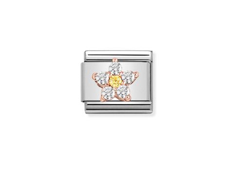 Classic Charm von Nomination in Roségold mit einer weißen und gelben Blume, verziert mit funkelnden Steinen, ideal für persönliche Armbänder.
