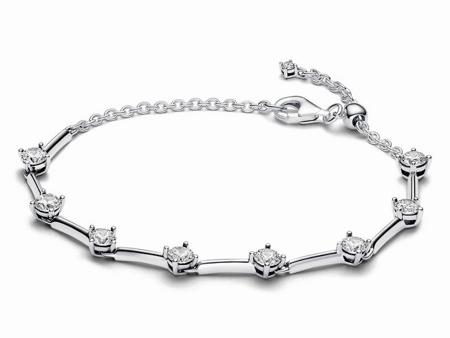Silbernes Armband von Pandora mit funkelnden Zirkonia-Steinen, elegant in einem modernen Design, ideal für besondere Anlässe oder den Alltag, Hersteller: Pandora.