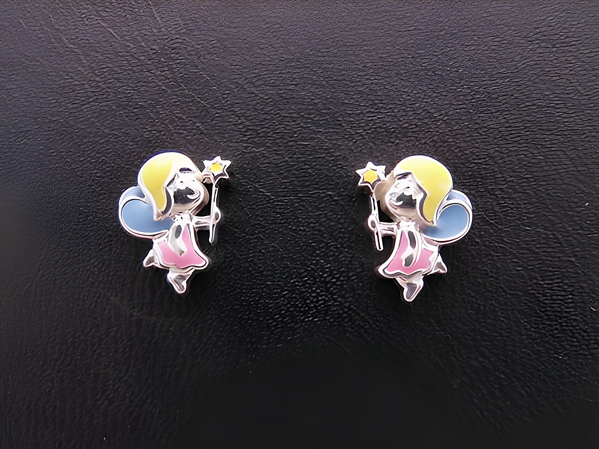 Silber Ohrstecker in Form von bezaubernden Feen mit gelb-rosaflieder-blauen Details, ideal für Kinder, Hersteller: Juwelier Harnisch.