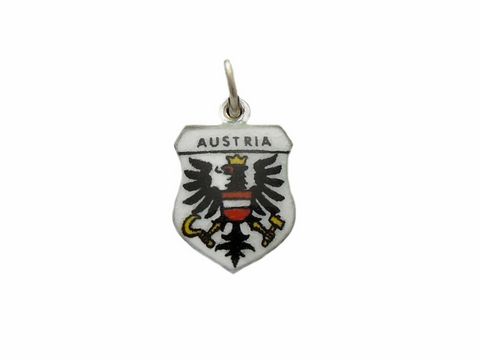 Silber Anhänger mit dem Wappen von Österreich, zeigt den schwarzen Adler mit rot-weißen Elementen und der Aufschrift Austria, hergestellt von Juwelier Harnisch in Europa.