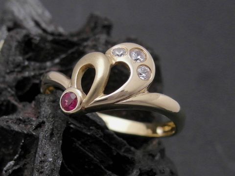 Gold Ring verspielt aus 585er Gold mit einem Rubin und Zirkonia, zusätzlich verziert. Der Goldring hat Größe 56 und stammt vom Hersteller Juwelier Harnisch.