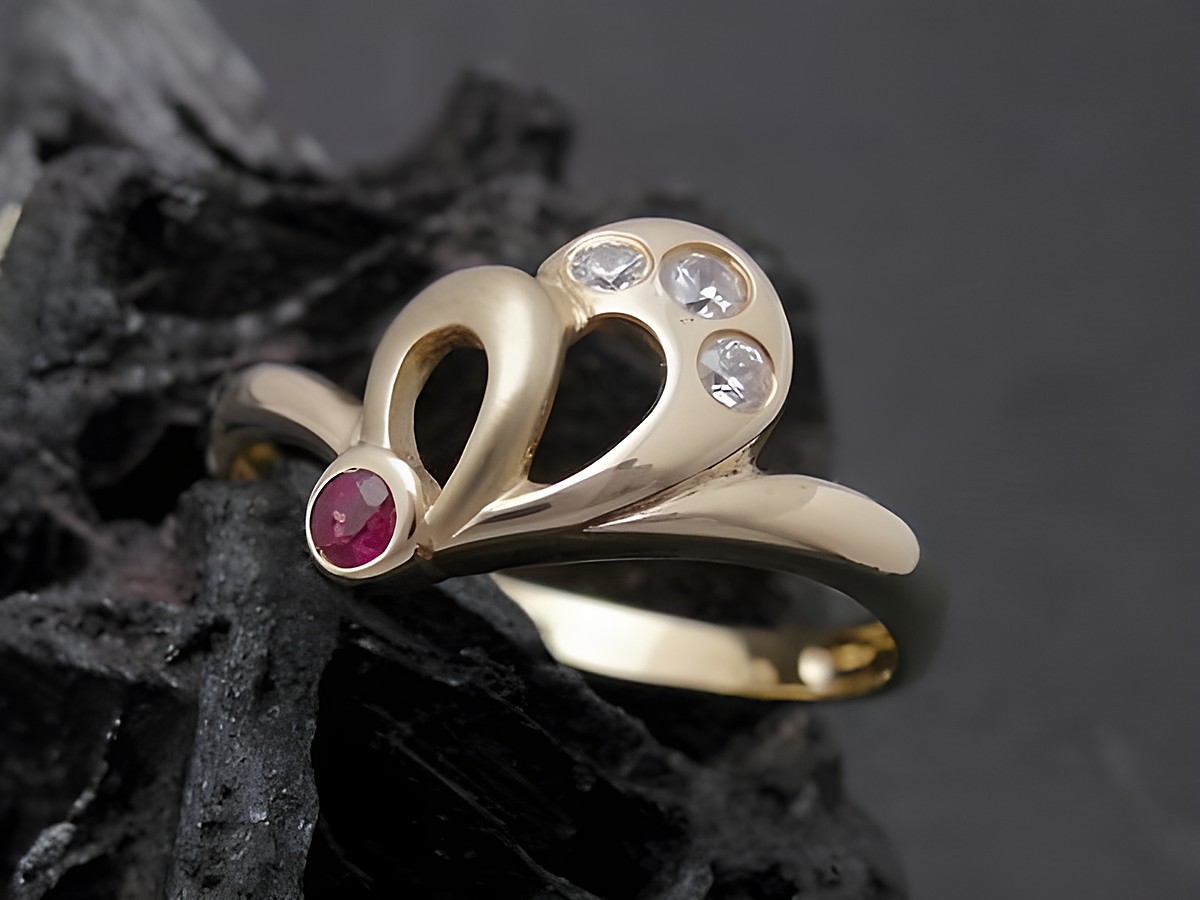 Gold Ring verspielt aus 585er Gold mit einem Rubin und Zirkonia, zusätzlich verziert. Der Goldring hat Größe 56 und stammt vom Hersteller Juwelier Harnisch.