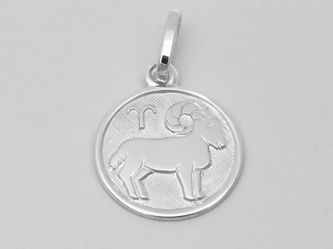 Widder Anhänger aus rhodiniertem Sterling Silber, poliert, mit einem Durchmesser von 14 mm, detailreiche Darstellung eines Widders, hergestellt von Juwelier Harnisch.