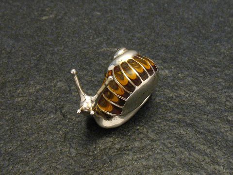 Emaillierte Schnecke in Silber, stehend, 32 mm groß, gefertigt vom Juwelier Harnisch, detailreiche Figur mit auffälligem Gehäuse.
