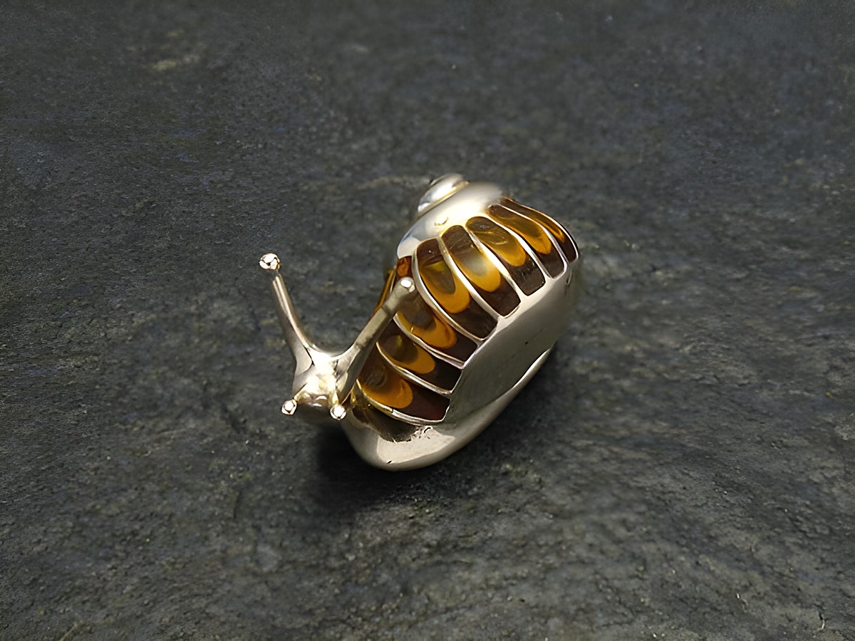 Emaillierte Schnecke in Silber, stehend, 32 mm groß, gefertigt vom Juwelier Harnisch, detailreiche Figur mit auffälligem Gehäuse. – Ansicht 2