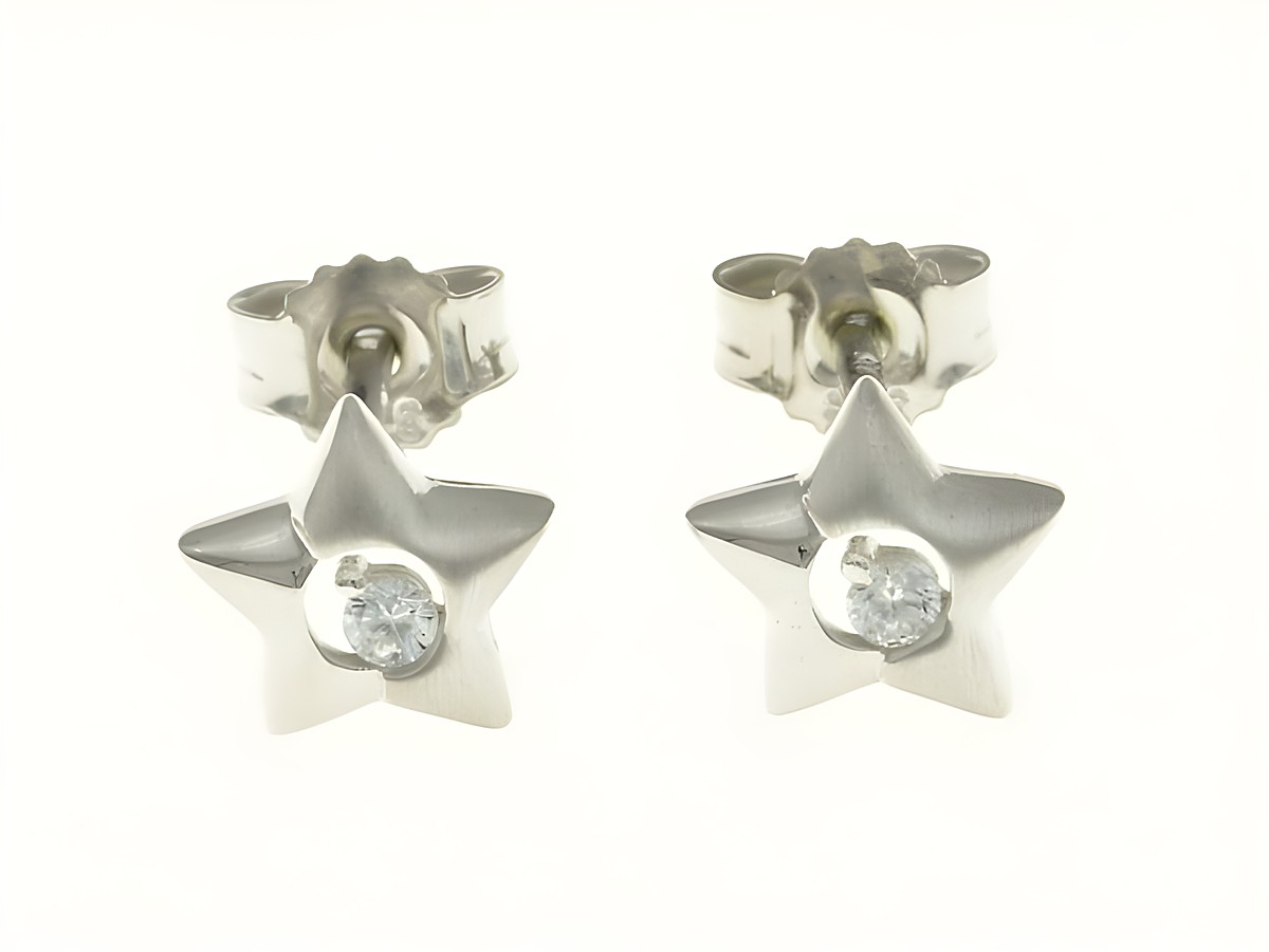 Stern Ohrstecker aus rhodiniertem Sterling Silber mit Zirkonia, gefertigt von Juwelier Harnisch, elegantes Design für schlichte Eleganz und besonderen Anlass.