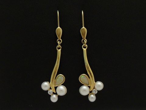 Gold Ohrhänger 585 mit Blümchen-Design, verziert mit Opal, Zuchtperlen und Diamanten, Hersteller Juwelier Harnisch, elegant und verspielt. Ideal für feminine Akzente.