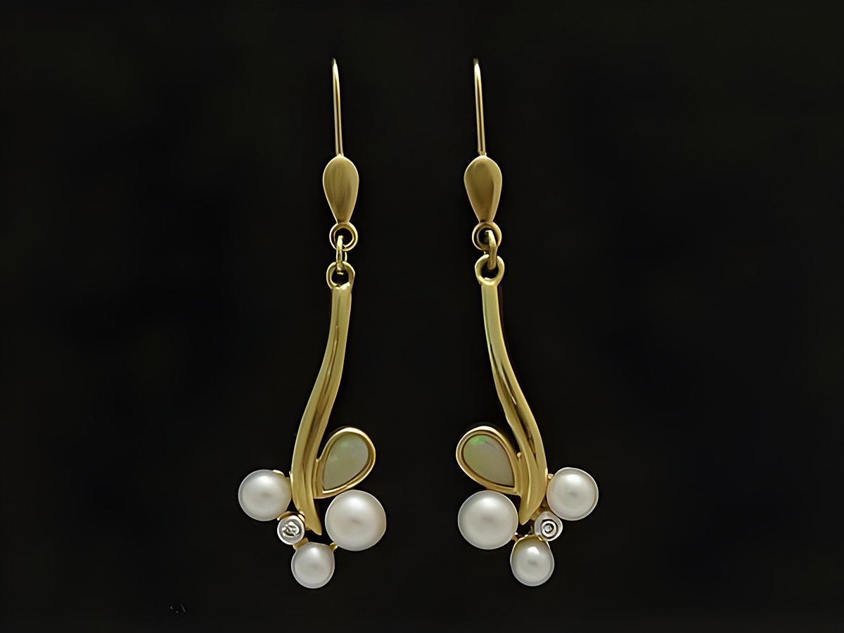 Gold Ohrhänger 585 mit Blümchen-Design, verziert mit Opal, Zuchtperlen und Diamanten, Hersteller Juwelier Harnisch, elegant und verspielt. Ideal für feminine Akzente.