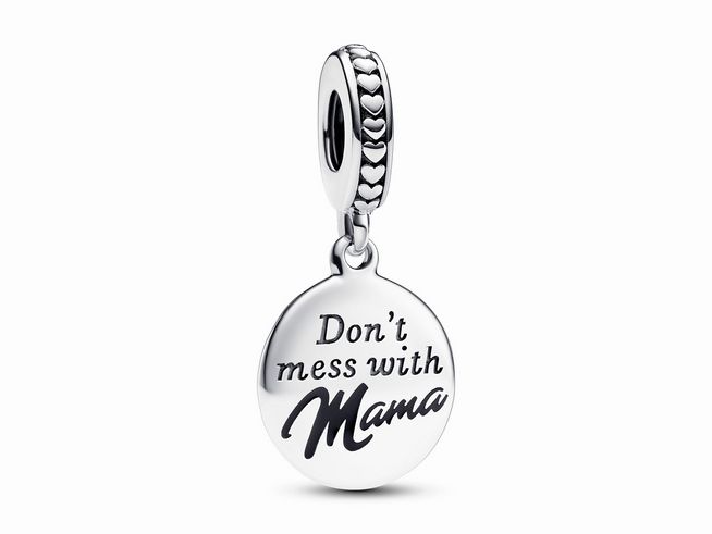 Runder Silber-Anhänger von Pandora mit der Gravur Don't mess with Mama, unterstrichen von elegantem Schriftzug, aufgehängt an einem herzförmigen Element. Ideal als persönliches Geschenk.
