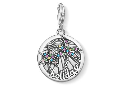 Charm-Anhänger von Thomas Sabo mit bunten Palmen und dem Schriftzug holiday, aus Silber, im Vintage Ethno-Stil, verziert mit farbigen Steinchen. Ideal für einen farbenfrohen Akzent.