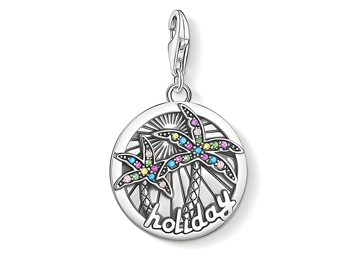 Charm-Anhänger von Thomas Sabo mit bunten Palmen und dem Schriftzug holiday, aus Silber, im Vintage Ethno-Stil, verziert mit farbigen Steinchen. Ideal für einen farbenfrohen Akzent.