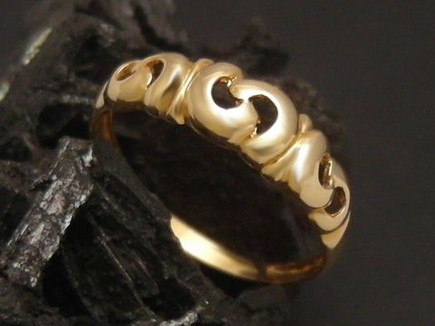 Goldring meisterhaft Gold 750 Größe 57 Hersteller Juwelier Harnisch bis Größe 58 18,5 der Ring zeigt eine elegante, geschwungene Form mit glatten Oberflächen und feinem Design.