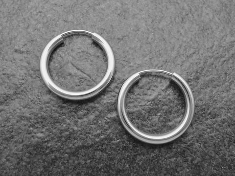Silber Creolen mit einem Durchmesser von 2 cm aus rhodiniertem Sterling Silber, 2,5 mm dick, ideal für den täglichen Gebrauch, Hersteller Juwelier Harnisch, bis 25 mm.