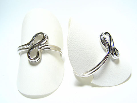 Silber Ring rhodiniert, verschlungen, größenverstellbar, ohne Stein, Hersteller: Juwelier Harnisch, elegant und modern gestaltet, ideal für jeden Anlass.