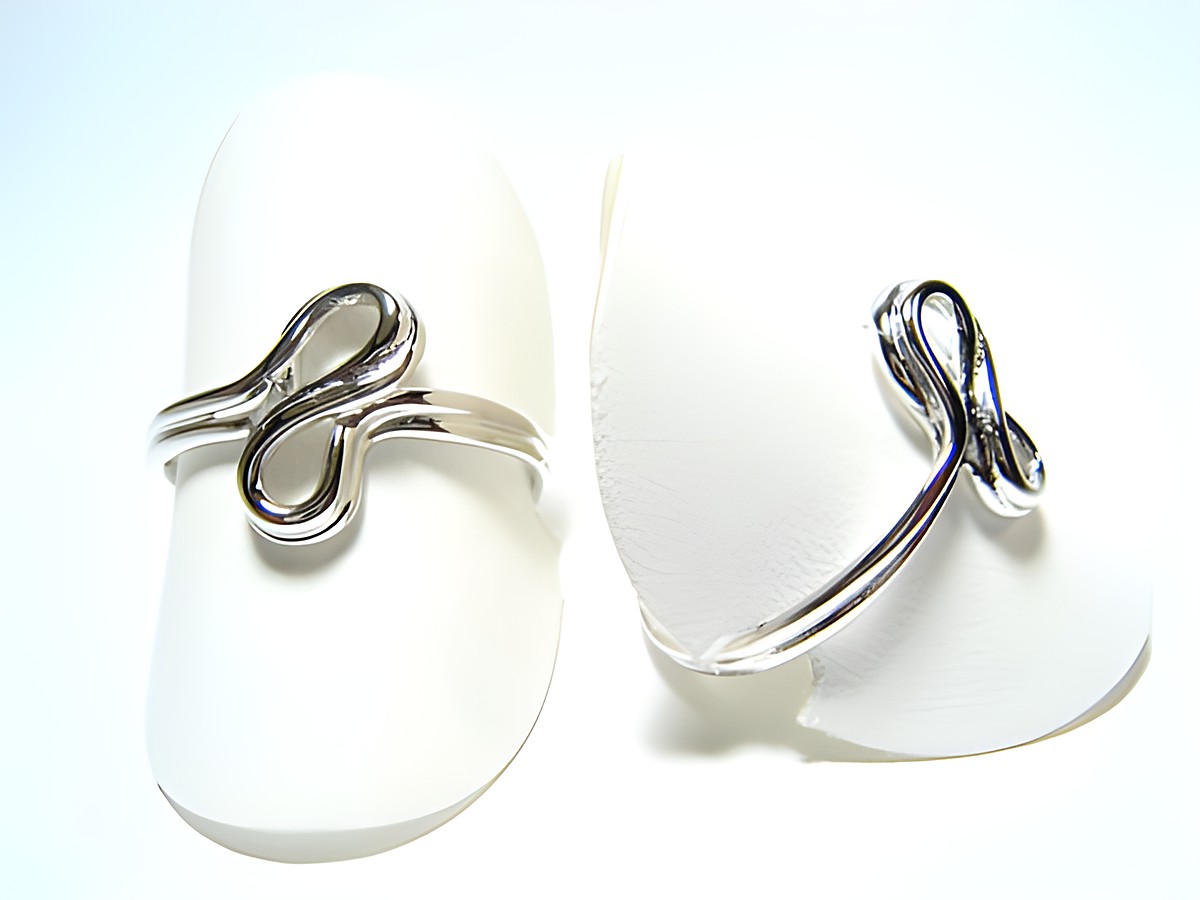 Silber Ring rhodiniert, verschlungen, größenverstellbar, ohne Stein, Hersteller: Juwelier Harnisch, elegant und modern gestaltet, ideal für jeden Anlass.