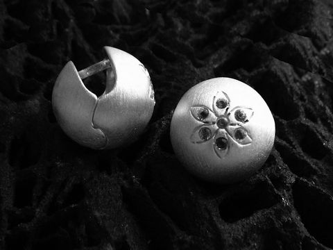 Creolen 1,5 cm aus Sterling Silber mit Blümchenmotiv und Zirkonia, Hersteller Juwelier Harnisch, bis 15 mm Durchmesser, elegante Schmuckstücke für jeden Anlass.