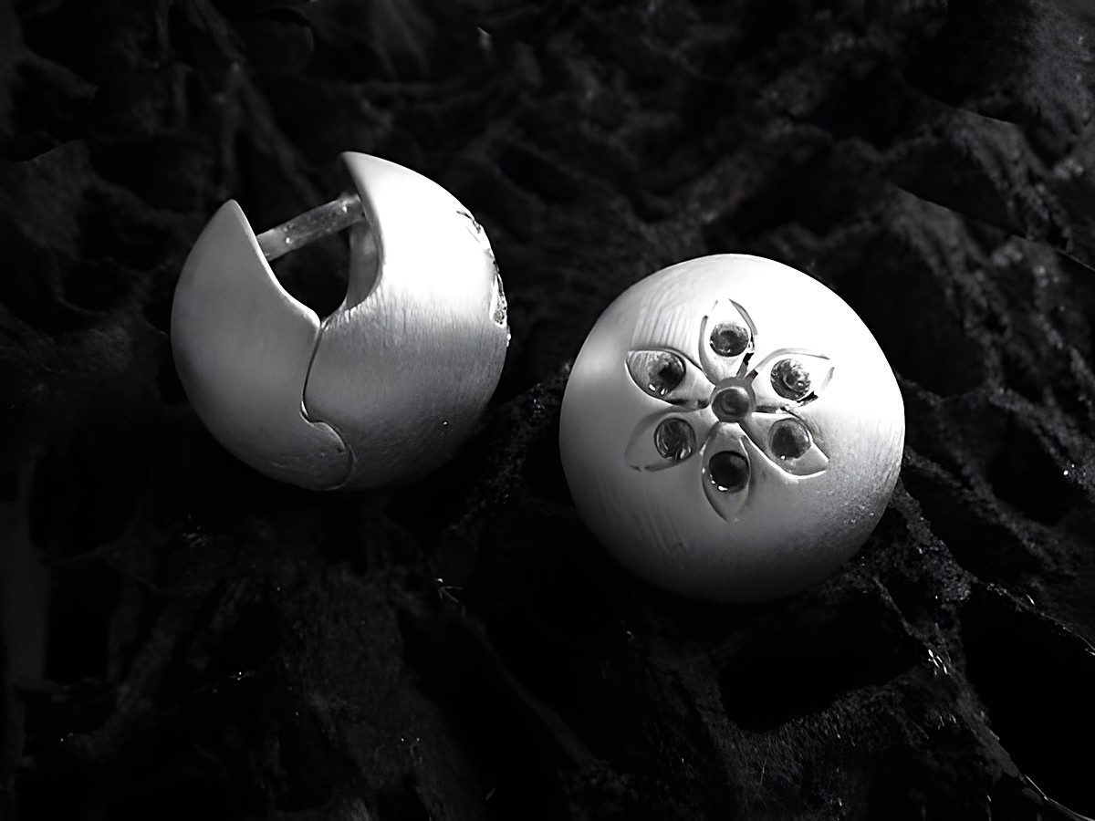 Creolen 1,5 cm aus Sterling Silber mit Blümchenmotiv und Zirkonia, Hersteller Juwelier Harnisch, bis 15 mm Durchmesser, elegante Schmuckstücke für jeden Anlass.