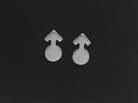 60823-0 Edelstahl Ohrringe in Form von Pfeilen auf Kugeln, Ohrstecker von Juwelier Harnisch, modernes und trendiges Design, ideal für den täglichen Gebrauch.