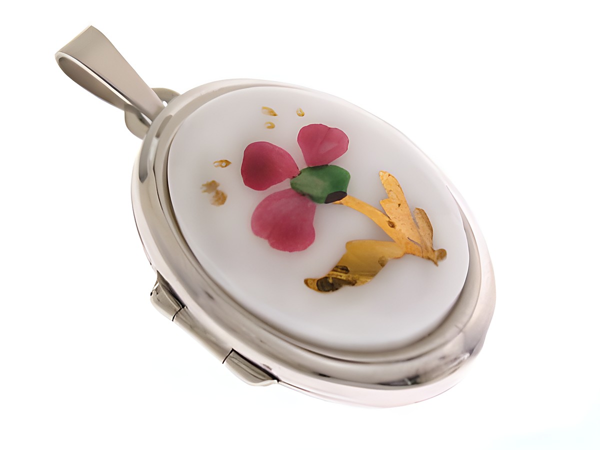 Blume Medaillon mit Cabochon aus Sterling Silber rhodiniert, verziert mit einer filigranen blühenden Pflanze in Rosa und Gold auf einem weißen Hintergrund, hergestellt von Juwelier Harnisch.