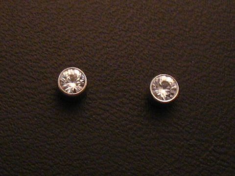 Moderne Ohrringe aus Weißgold 333 mit Zirkonia, weiblich, hergestellt von Juwelier Harnisch, elegante und zeitlose Schmuckstücke für jeden Anlass.
