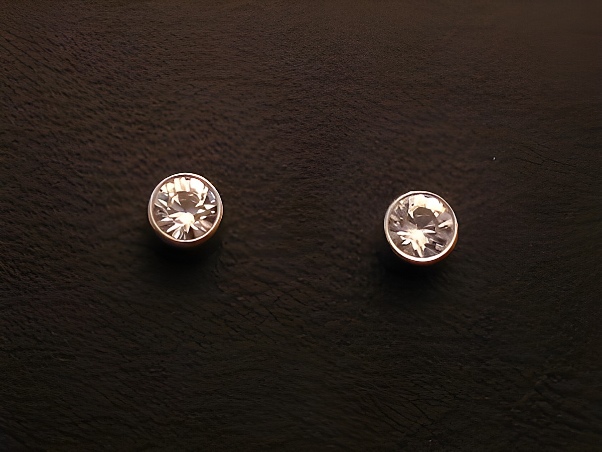 Moderne Ohrringe aus Weißgold 333 mit Zirkonia, weiblich, hergestellt von Juwelier Harnisch, elegante und zeitlose Schmuckstücke für jeden Anlass.