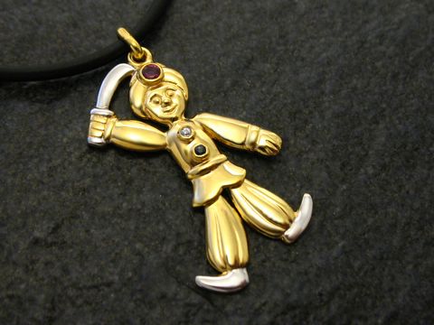 Mann beweglich mit Säbel und Turban, goldfarbener Anhänger mit Zirkonia, Hersteller: Juwelier Harnisch, Bicolor-Design.