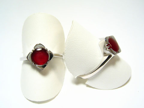 Silber Ring rhodiniert mit einem rot braunen Karneol im 70er Look, hergestellt von Juwelier Harnisch, verstellbare Ringe auf weißen Ringhaltern.
