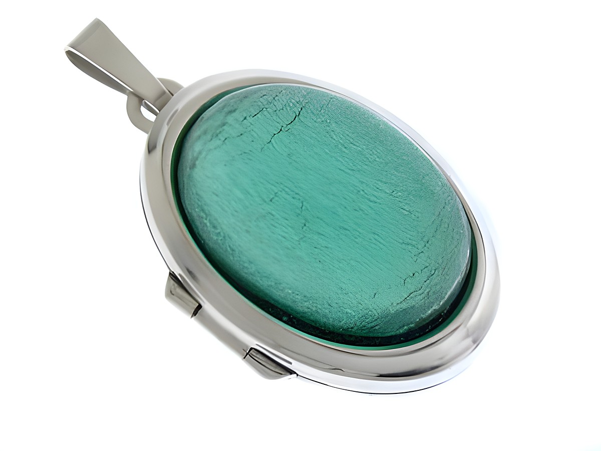 Ein edles Medaillon aus Weißgold 585 mit einem grünen Cabochon, elegant geschwungen und zeitlos im Design, ideal für besondere Anlässe oder als edles Schmuckstück.