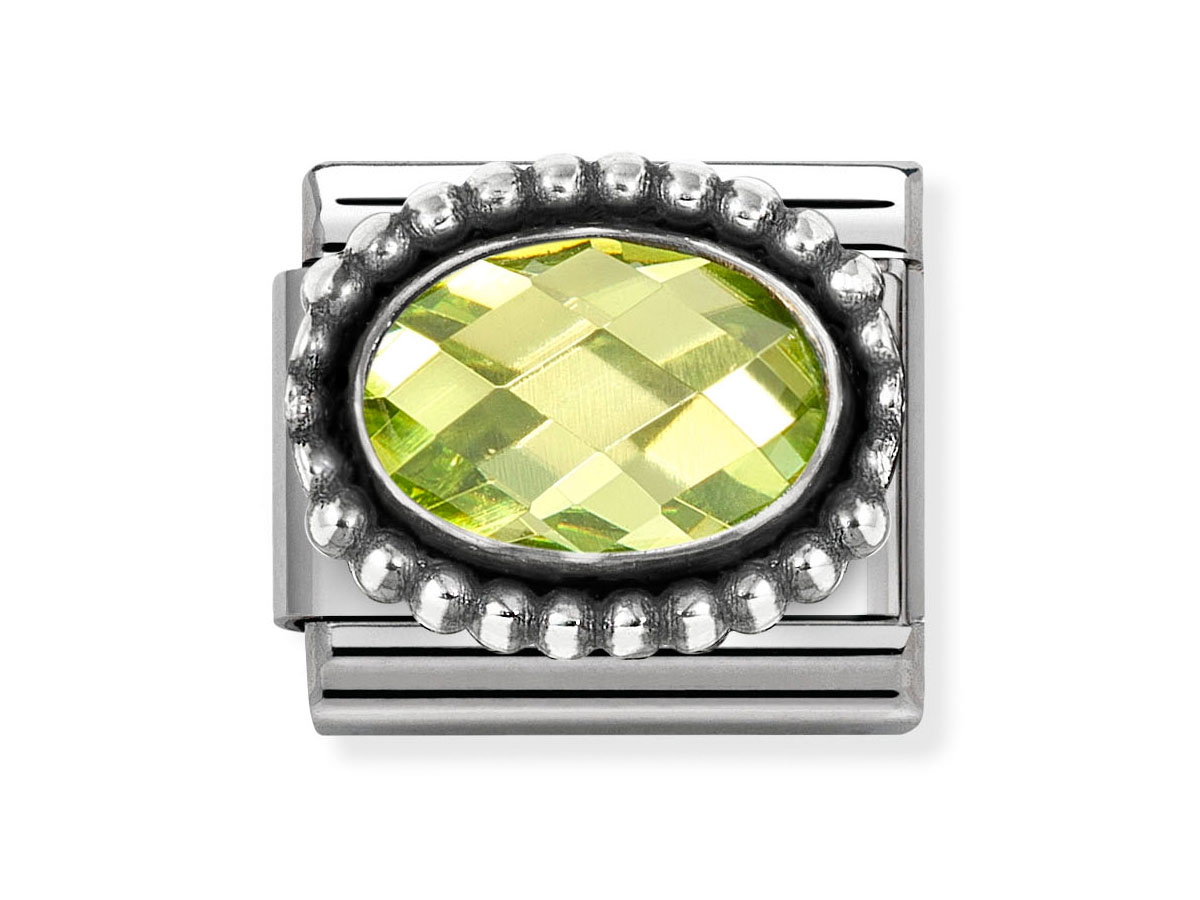 Das Bild zeigt ein klassisches Element von Nomination mit einem ovalen, facettierten Zirkonia in Grün, eingefasst in Sterling Silber und umgeben von einer Kugelkante.