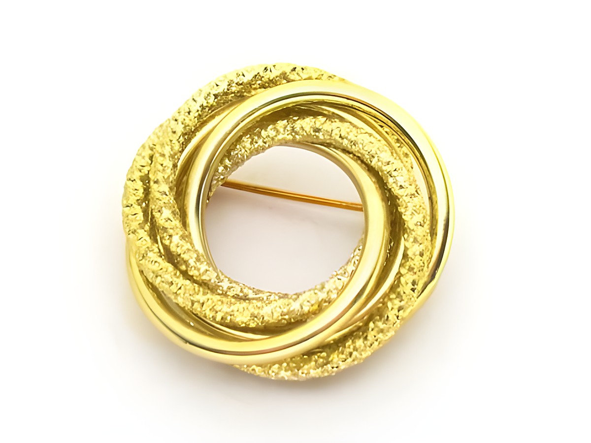 Brosche im Sexy City Look rund poliert und matt, aus hochwertigem Modeschmuck von Juwelier Harnisch, ideal für stilvolle Akzente und edles Outfit.