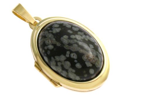 Schneeflocke Cabochon im Gold 750 Medaillon von Juwelier Harnisch, ovaler schwarzer Stein mit grauen Flecken, elegant gefasst in warmem, schimmerndem Gold.