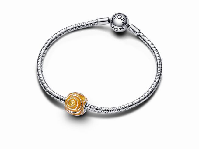 Gelbe blühende Rose aus Silber und Emaille von Pandora auf einem feinen Armband, harmonisch integriert mit einem charmanten Silberverschluss.