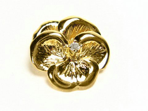 Gold Anhänger - Gold und Diamant 0,02 ct - poliert, Hersteller Juwelier Harnisch, gestaltet in Form einer Blume mit feiner Detailstruktur und einem funkelnden Diamanten in der Mitte.