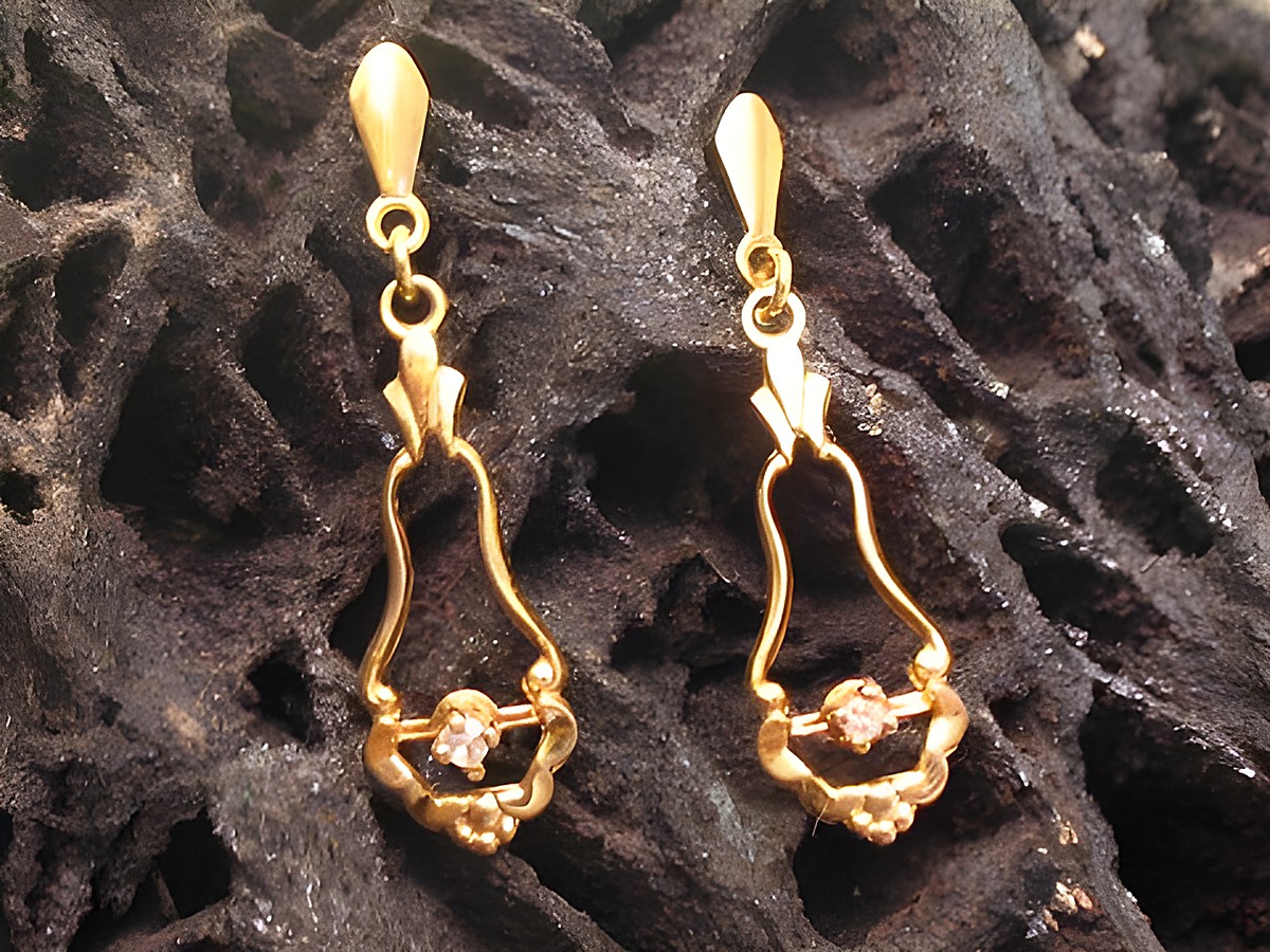 Ohrringe elegant Ohrhänger echt Gold von Juwelier Harnisch, geschmackvolles Design ohne Stein, ideal für festliche Anlässe oder den Alltag.