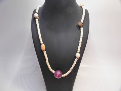 Holzkette Multiform 19 mm bunt 80 cm Holz Schmuck von Juwelier Harnisch, auf einem Halter präsentiert, mit verschiedenen Holzperlen und einer großen bunten Perle.