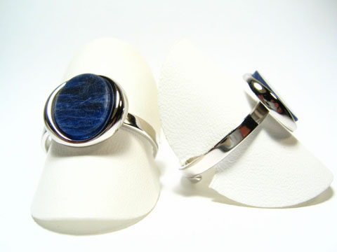 Feiner Designer Silber Ring rhodiniert mit Sodalith in Blau, verstellbar, präsentiert auf einem weißen Schmuckständer, elegant und modern gestaltet. Hersteller Juwelier Harnisch.