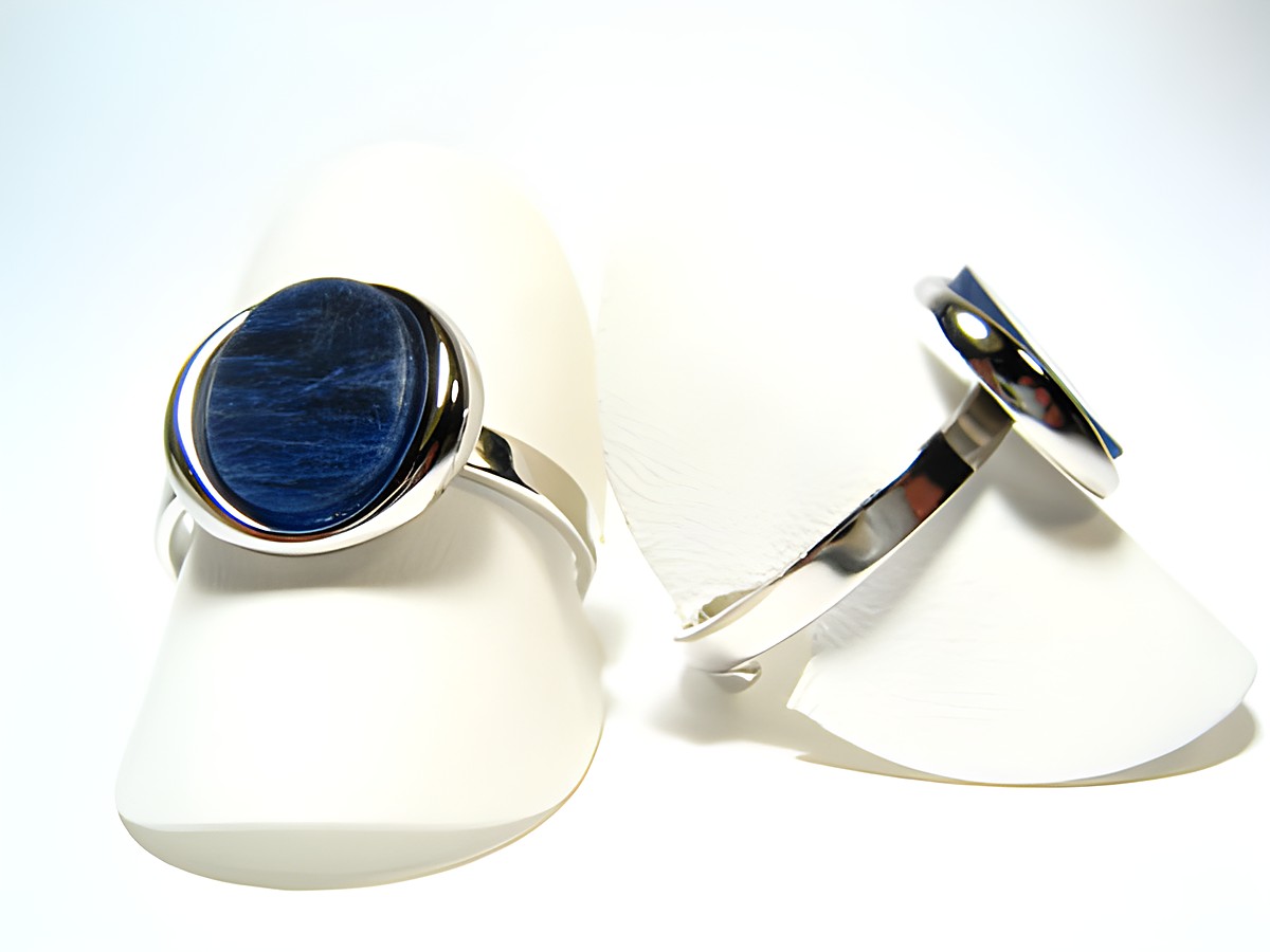 Feiner Designer Silber Ring rhodiniert mit Sodalith in Blau, verstellbar, präsentiert auf einem weißen Schmuckständer, elegant und modern gestaltet. Hersteller Juwelier Harnisch.