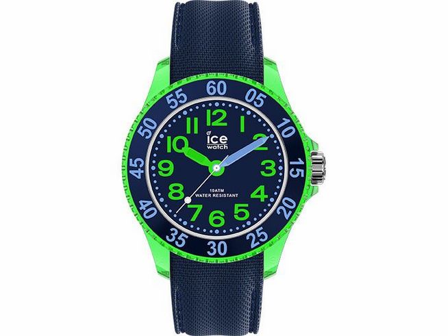 Eine grüne ICE Watch mit einem blauen Ziffernblatt, großen leuchtenden Ziffern und einem blauen Armband, ideal für Kinder, Modell Dino 018931, extra klein und wasserfest.
