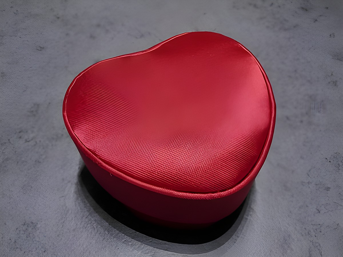 Geschenkschachtel in Herzform mit rotem Stoffbezug, Maße 55 x 45 x 28 mm, Hersteller Juwelier Harnisch, ideal für kleine Geschenke oder Schmuck. – Ansicht 2