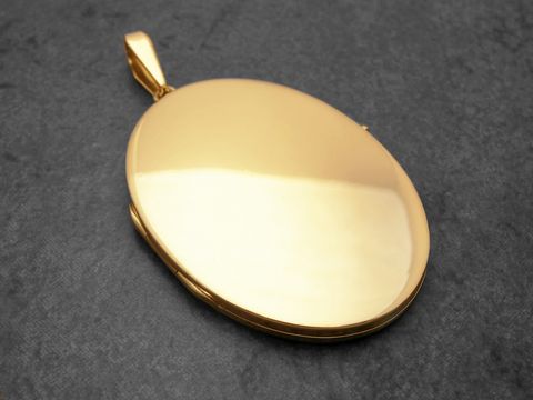 Gold Medaillon - Luxus Schmuckstück - 44 mm - Gold 585 - poliert - mattiert, Hersteller: Juwelier Harnisch, ovales Design in glänzender Optik auf dunklem Hintergrund.