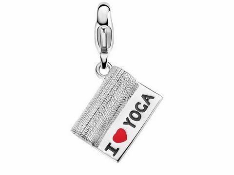 Silberner Charm von Ti Sento mit der Aufschrift I Love Yoga und einer roten Herzgrafik, symbolisiert die Leidenschaft für Yoga, ideal für Armreifen oder Ketten.