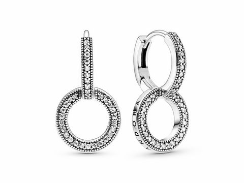 Die Pandora Creolen Funkelnder Doppelreifen aus Silber zeichnen sich durch zwei glänzende Reifen aus, die mit feinen Zirkonia besetzt sind und einen eleganten Look bieten.