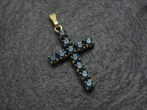 Blauer Strass Anhänger in Kreuzform von Juwelier Harnisch, verziert mit funkelschönen Strasssteinen für einen sexy City Look. Ideal als modisches Accessoire.