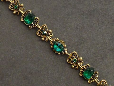 Verschnörkeltes Strass Armband in Grün, 18,5 cm, goldfarbener Hersteller Juwelier Harnisch, ideal für elegante Akzente in jedem Outfit.