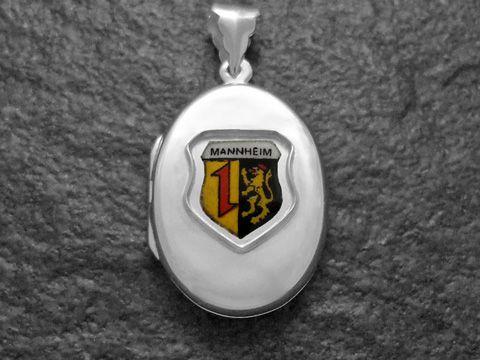 Silbernes Medaillon mit dem Wappen von Mannheim, prominent in der Mitte dargestellt. Hersteller ist Juwelier Harnisch aus Baden-Württemberg, elegantes Design und handwerkliche Qualität.