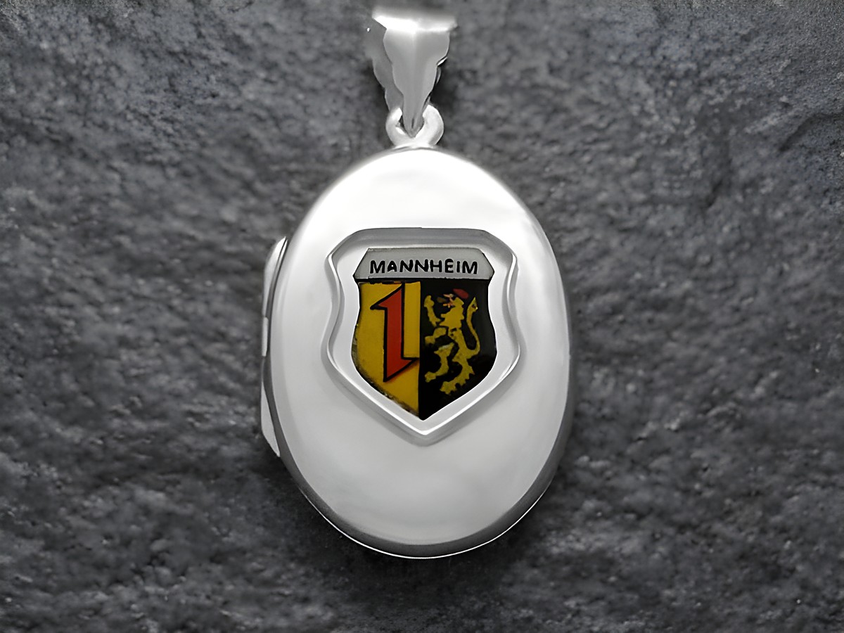 Silbernes Medaillon mit dem Wappen von Mannheim, prominent in der Mitte dargestellt. Hersteller ist Juwelier Harnisch aus Baden-Württemberg, elegantes Design und handwerkliche Qualität.